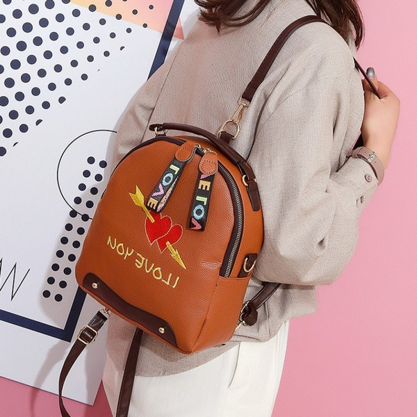 Modern kisméretű női hátizsák műbőrből, hímzéssel