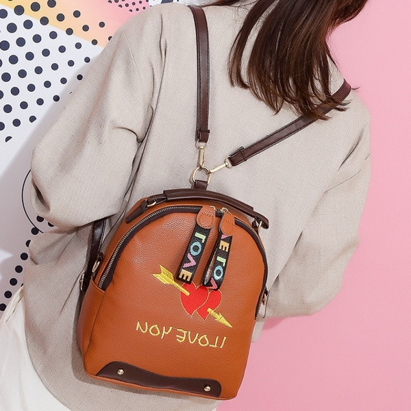 Modern kisméretű női hátizsák műbőrből, hímzéssel