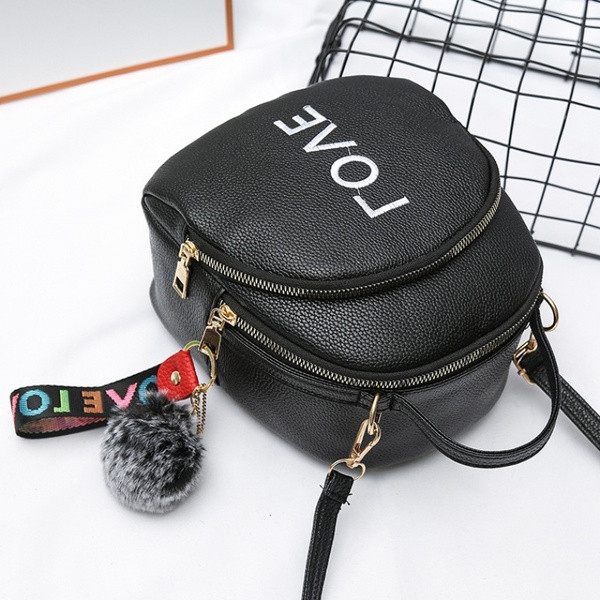 Kis női eco-bőr hátizsák hímzéssel