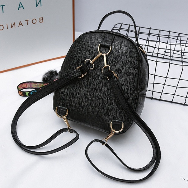 Kis női eco-bőr hátizsák hímzéssel