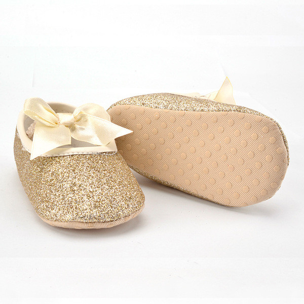 Bébicipő szalaggal és fényes hatással