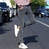 Férfi testre szabott farmernadrág zsebekkel