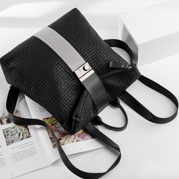 Modern női hátizsák kövekkel fekete színben