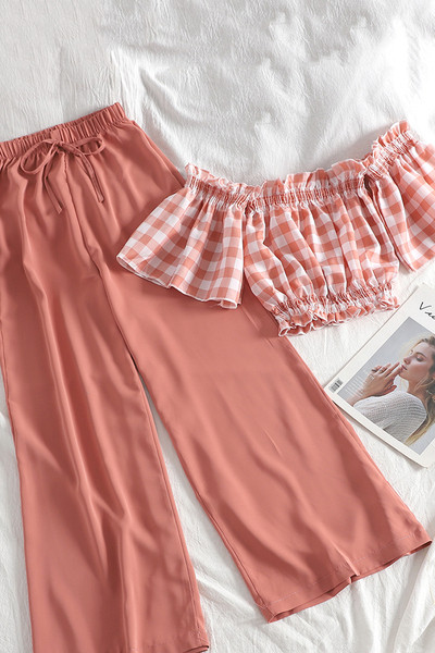 Modern női szett hosszú nadrágot és rövid kockás blúzt tartalmaz