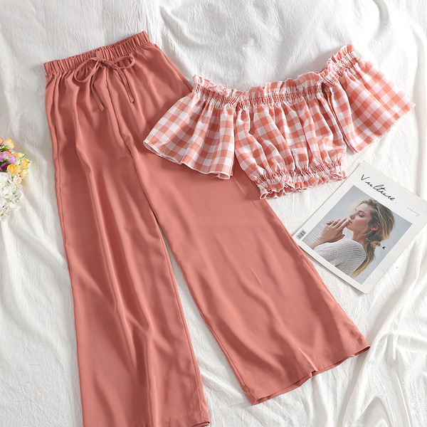 Modern női szett hosszú nadrágot és rövid kockás blúzt tartalmaz