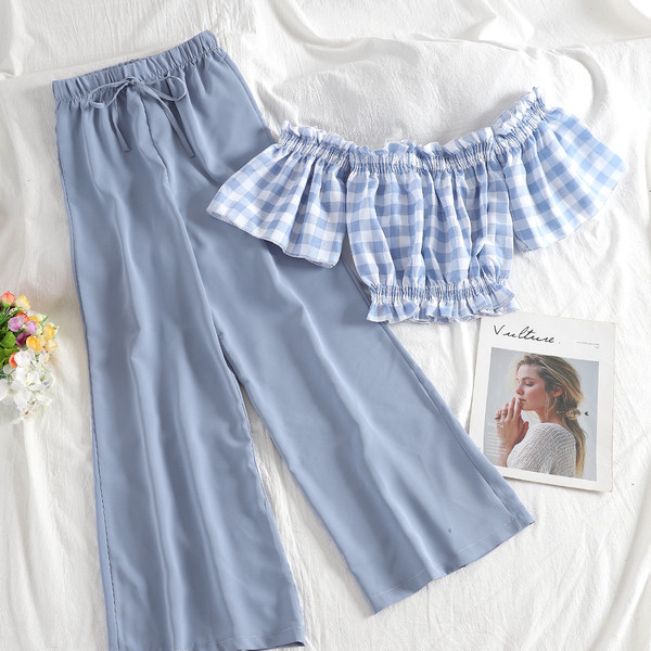 Modern női szett hosszú nadrágot és rövid kockás blúzt tartalmaz