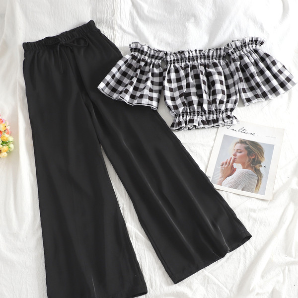 Modern női szett hosszú nadrágot és rövid kockás blúzt tartalmaz