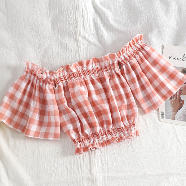 Modern női szett hosszú nadrágot és rövid kockás blúzt tartalmaz