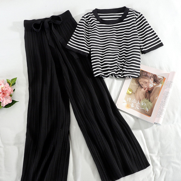 Alkalmi női szett csíkos blúzból és hosszú, nyakkendős nadrágból