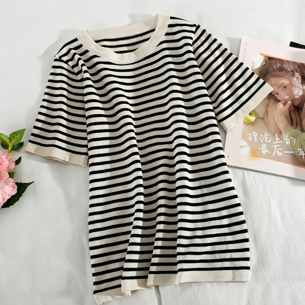 Alkalmi női szett csíkos blúzból és hosszú, nyakkendős nadrágból