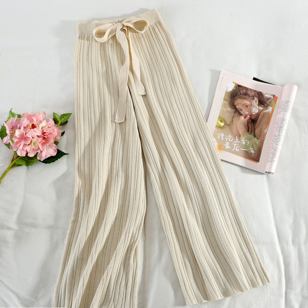 Alkalmi női szett csíkos blúzból és hosszú, nyakkendős nadrágból