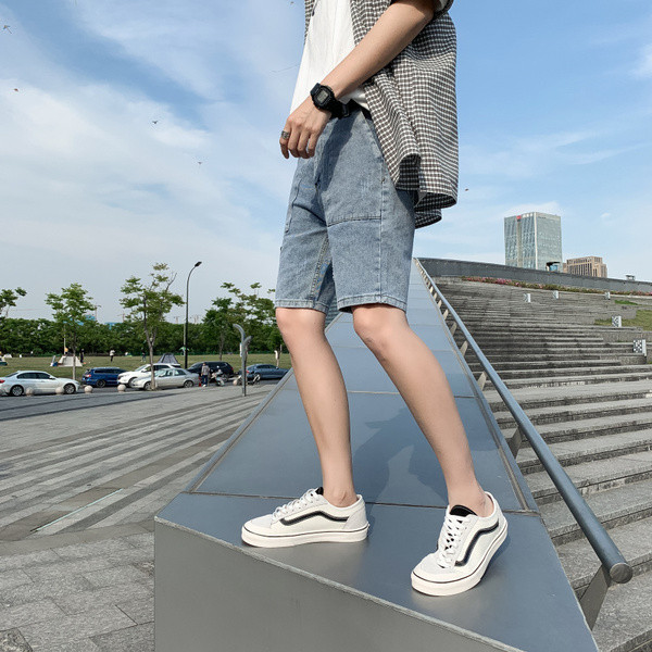 Moderne muške traperice s džepovima i patentnim zatvaračem u plavoj boji