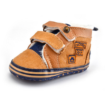 Бебешки обувки с бродерия и лепенки