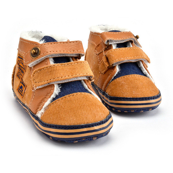 Бебешки обувки с бродерия и лепенки 