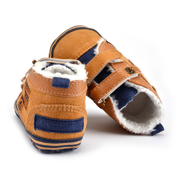 Бебешки обувки с бродерия и лепенки 