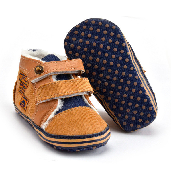 Бебешки обувки с бродерия и лепенки 