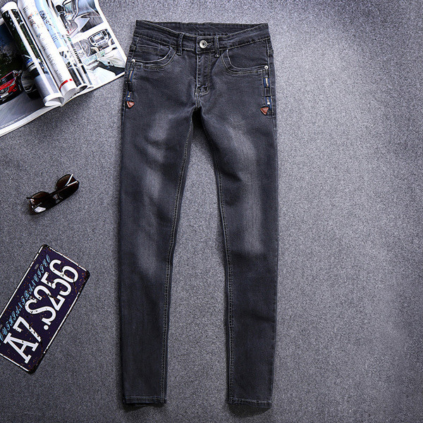 Szürke színű, testhezálló férfi farmer modell