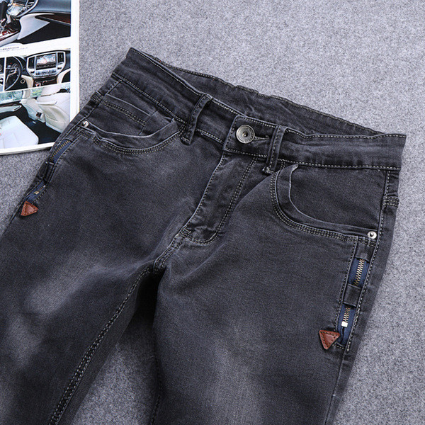 Szürke színű, testhezálló férfi farmer modell