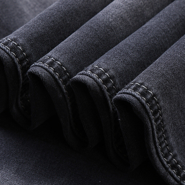 Szürke színű, testhezálló férfi farmer modell