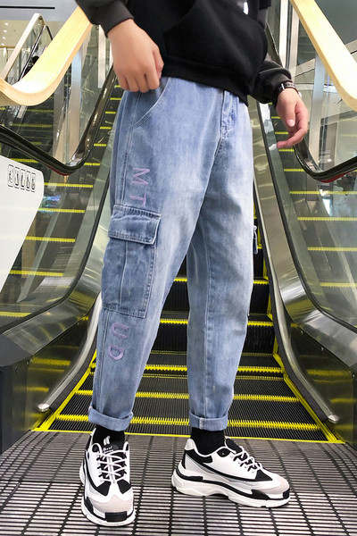 Zsebekkel ellátott férfi farmer széles modellje