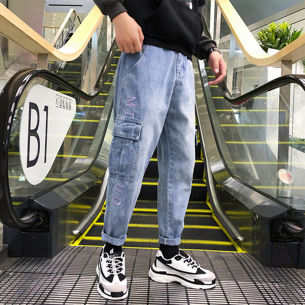 Zsebekkel ellátott férfi farmer széles modellje