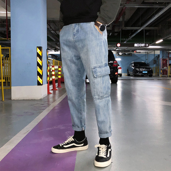 Zsebekkel ellátott férfi farmer széles modellje