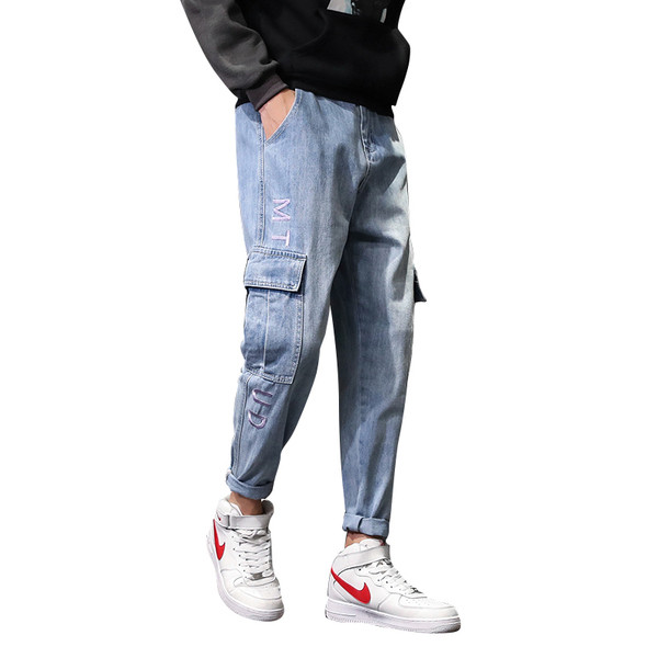 Zsebekkel ellátott férfi farmer széles modellje