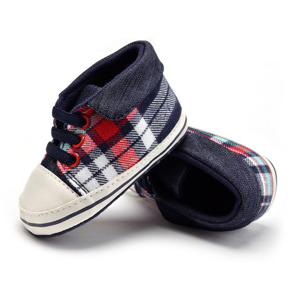 Fiúknak megfelelő fűzős babacipő