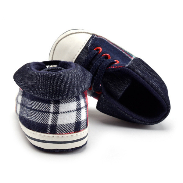 Fiúknak megfelelő fűzős babacipő