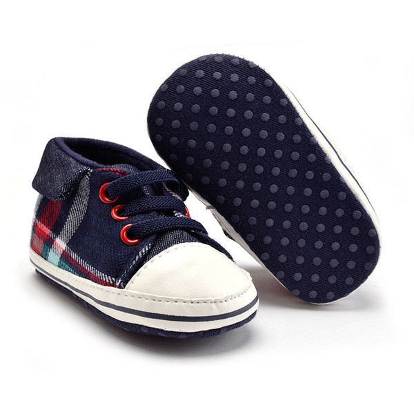 Fiúknak megfelelő fűzős babacipő