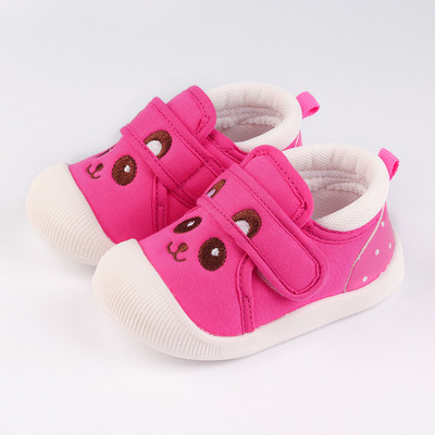 Babacipő rátéttel és matricákkal