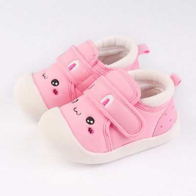 Babacipő rátéttel és matricákkal