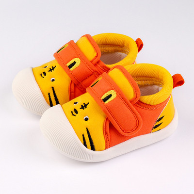 Babacipő rátéttel és matricákkal