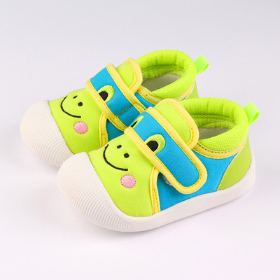 Babacipő rátéttel és matricákkal