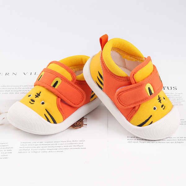 Babacipő rátéttel és matricákkal