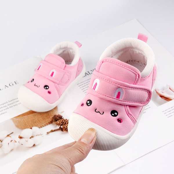 Babacipő rátéttel és matricákkal