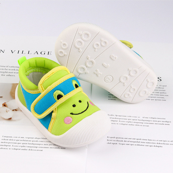 Babacipő rátéttel és matricákkal