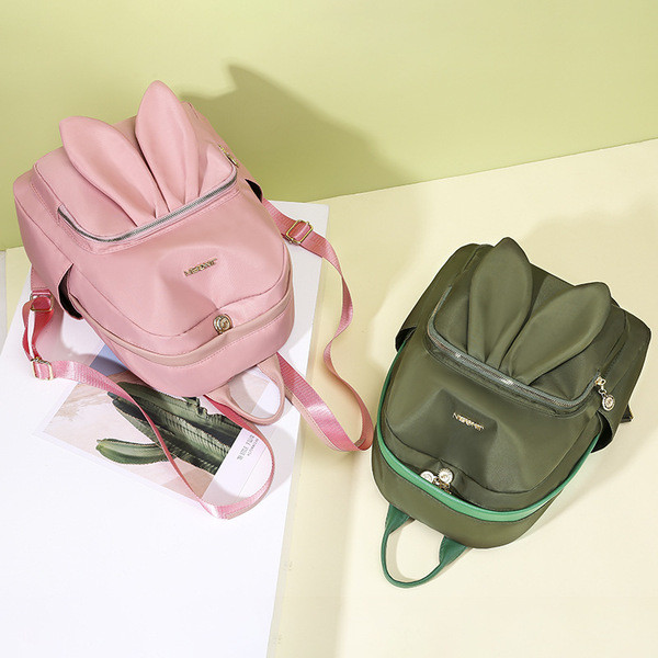 Moderan ženski ruksak s 3D elementom i prednjim džepom