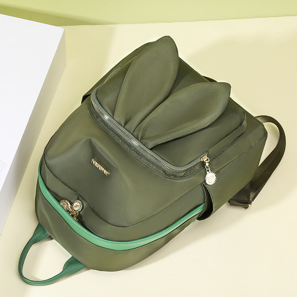 Moderan ženski ruksak s 3D elementom i prednjim džepom