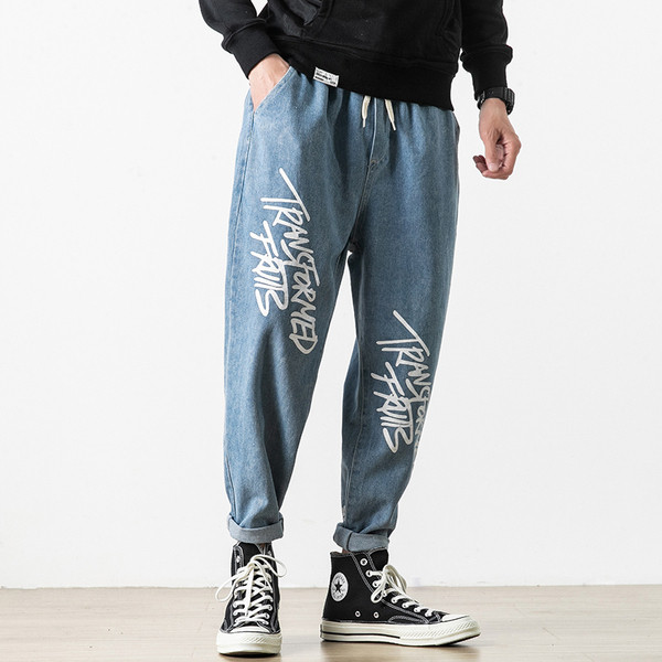 Feliratos férfi farmer széles modell