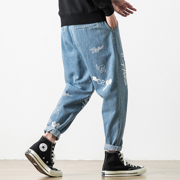 Feliratos férfi farmer széles modell