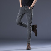 Testhezálló férfi farmer modell szakadt motívumokkal