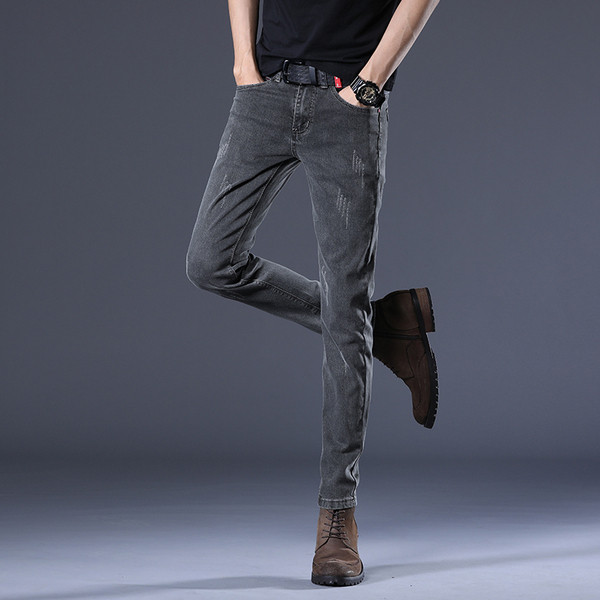 Testhezálló férfi farmer modell szakadt motívumokkal