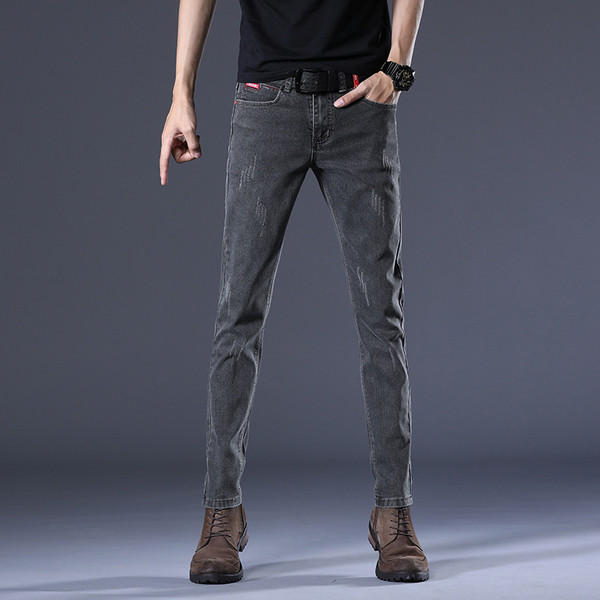 Testhezálló férfi farmer modell szakadt motívumokkal