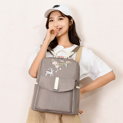 Női napi hátizsák elülső zsebbel és hímzéssel