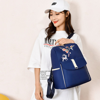 Női napi hátizsák elülső zsebbel és hímzéssel