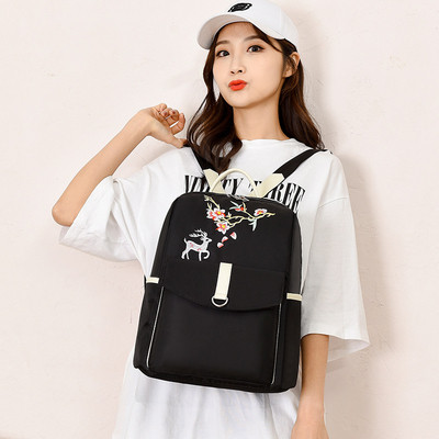 Női napi hátizsák elülső zsebbel és hímzéssel