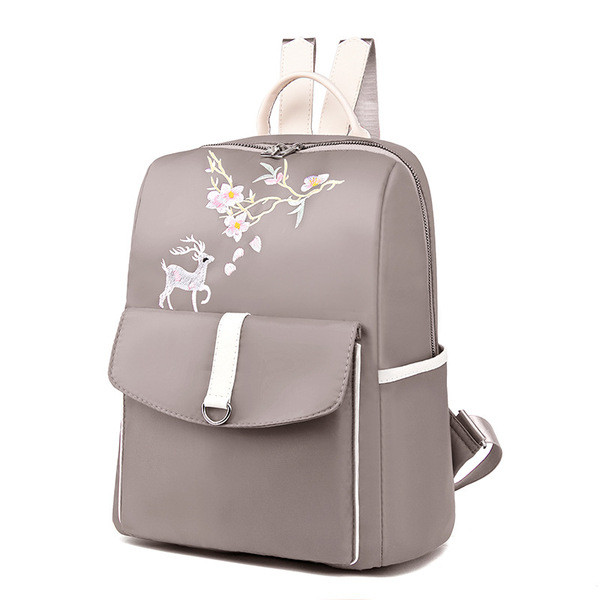 Női napi hátizsák elülső zsebbel és hímzéssel