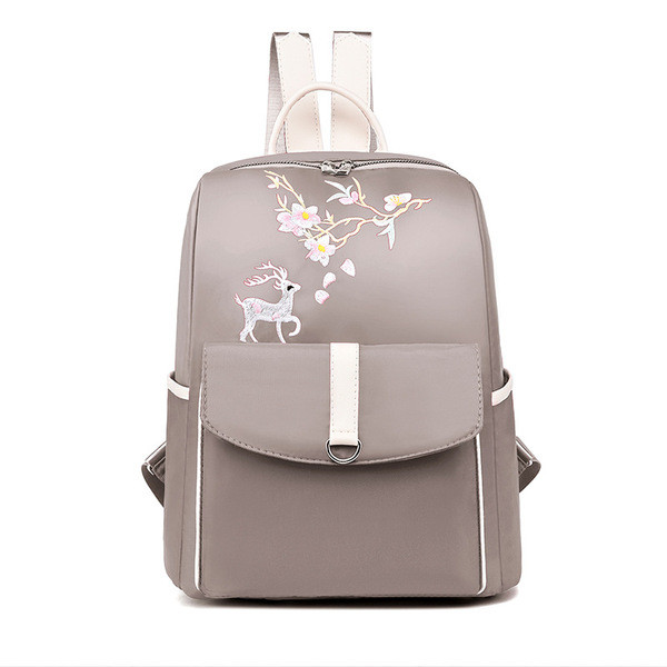Női napi hátizsák elülső zsebbel és hímzéssel