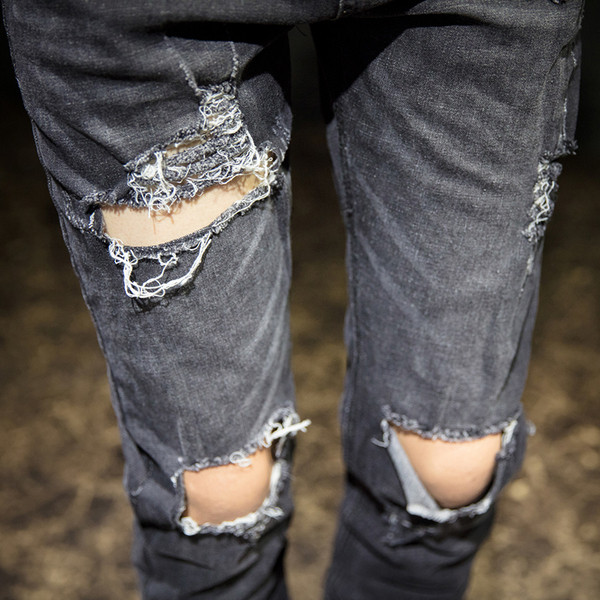 Modern férfi hosszú farmernadrág zsebekkel - testhezálló modell